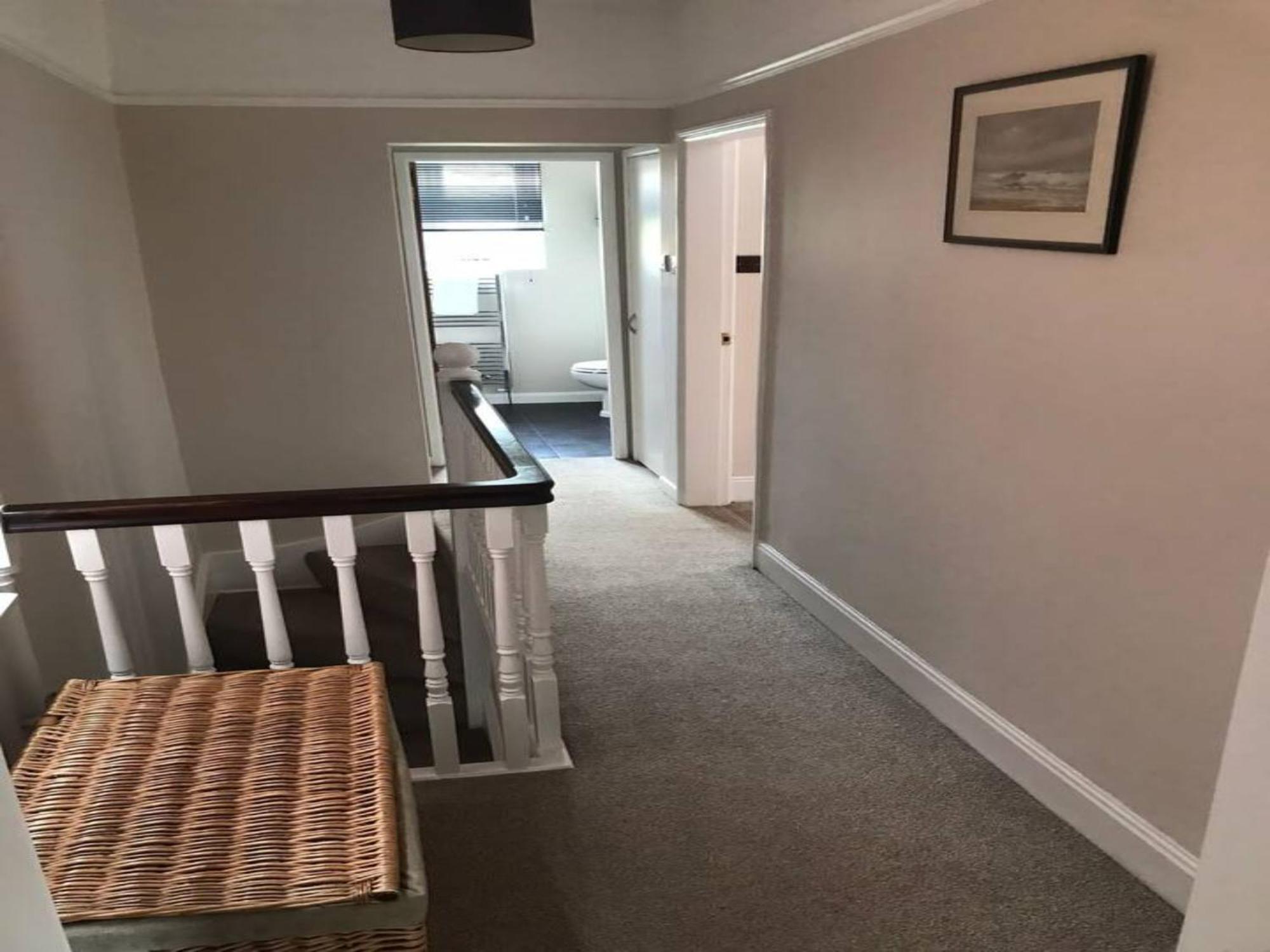 Pass The Keys Two Bedroom Victoria Town House, Easy Walk Of Town Holiday home