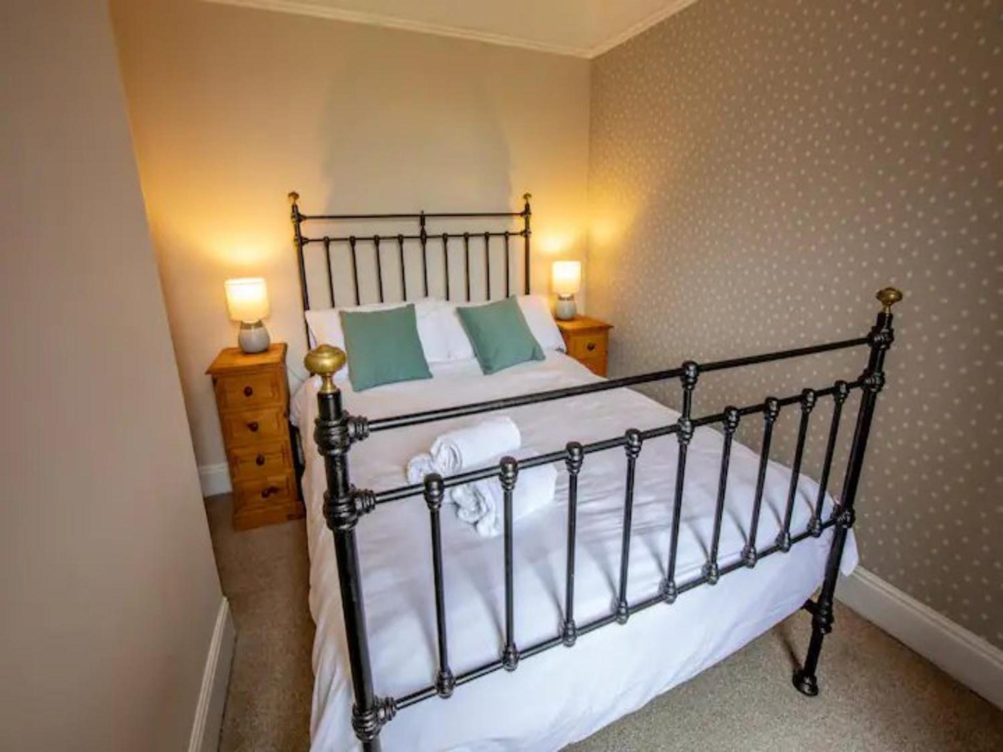 Pass The Keys Two Bedroom Victoria Town House, Easy Walk Of Town