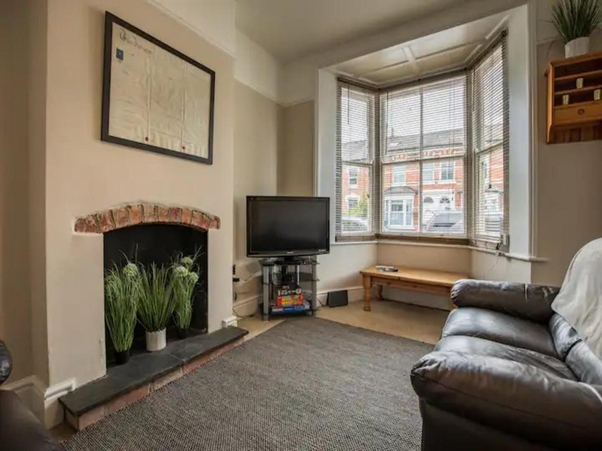 Pass The Keys Two Bedroom Victoria Town House, Easy Walk Of Town Holiday home