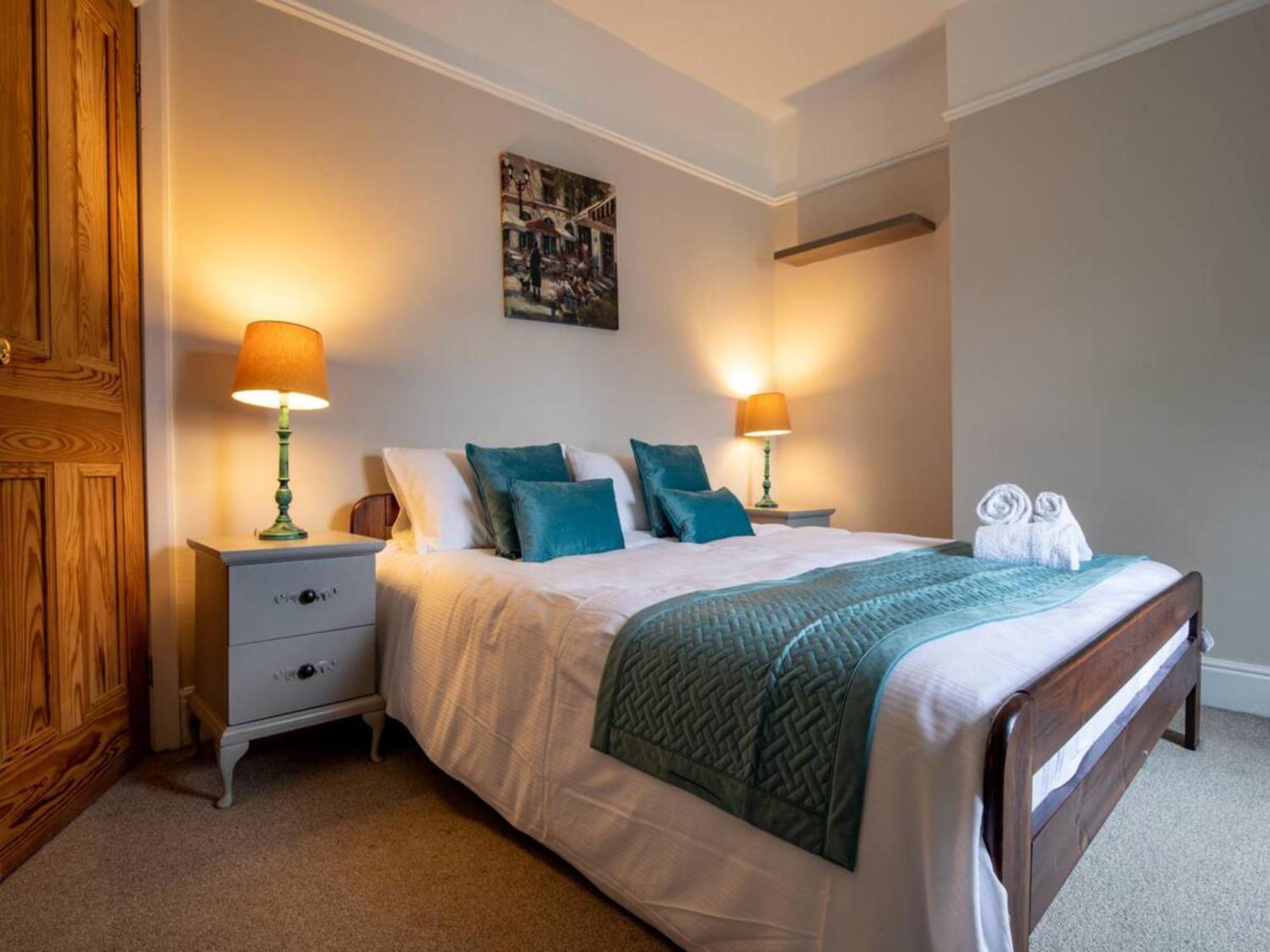 Pass The Keys Two Bedroom Victoria Town House, Easy Walk Of Town Holiday home *